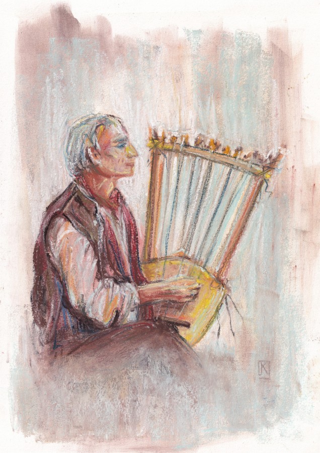 Thanasis Kleopas, un harpiste assis de profil en chmise blanche et gilet marron, aux cheveux gris, assis de profil en train de jouer de la harpe, dessiné à la pastel par Kristina Arakelian